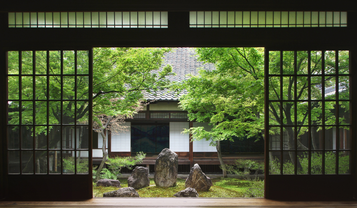 和室から望む庭園と石のある日本の伝統的な風景